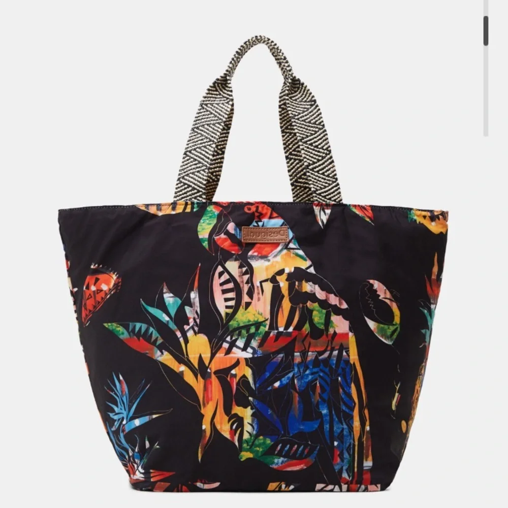 Desigual BEACH BAG REVERSIBLE - BNWT - on sale! 🥳 include a sling bag - Picture 2 of 8